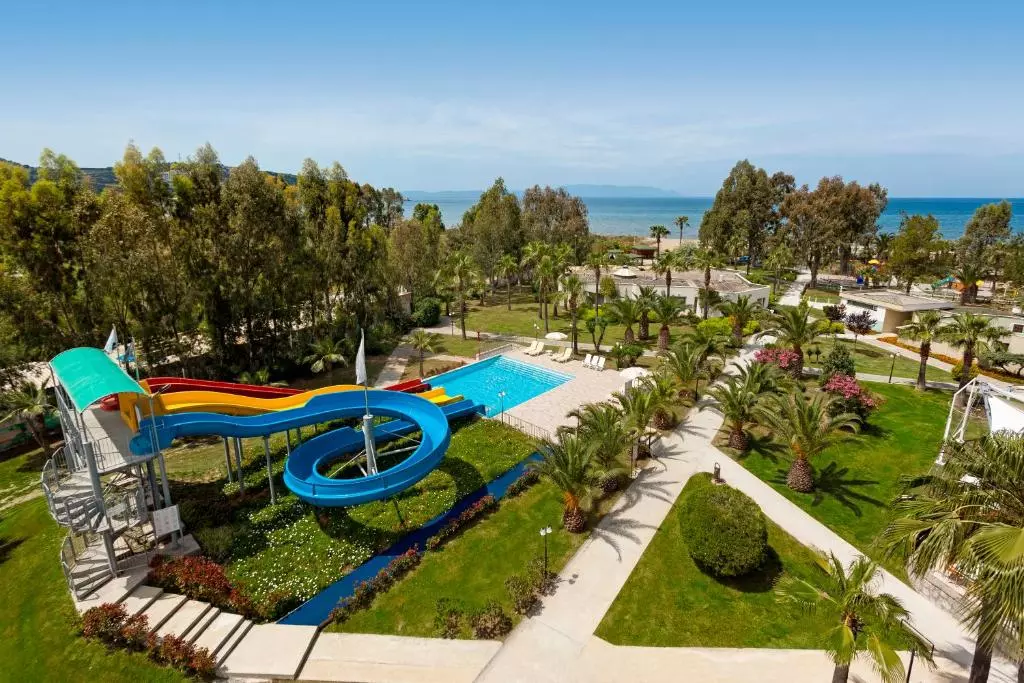 پارک آبی هتل ریچموند افسوس ریزورت